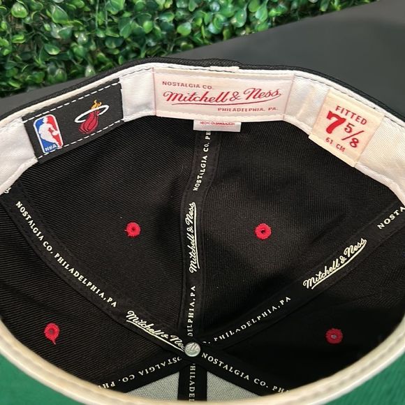Mitchell & Ness Black Miami Heat Foundation White Script Fitted Hat, Size 7 5/8! - Picture 6 of 6